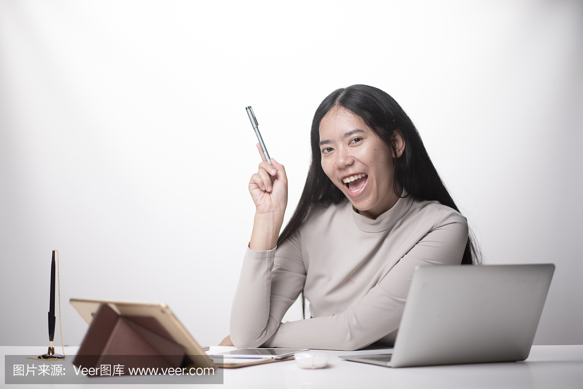 婦女工作的筆記本電腦從家里的木地板上與郵政包裹,網上銷售的想法概念